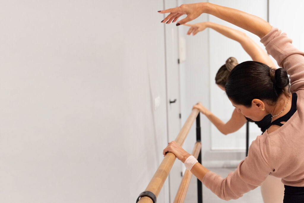 Alumnas trabajando la alineación de brazos y la postura en la barra de ballet clásico en Linēa Danza en Málaga