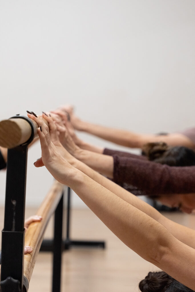 Alumnas en la escuela de danza en Málaga, Linēa Danza, en su clase de danza clásica