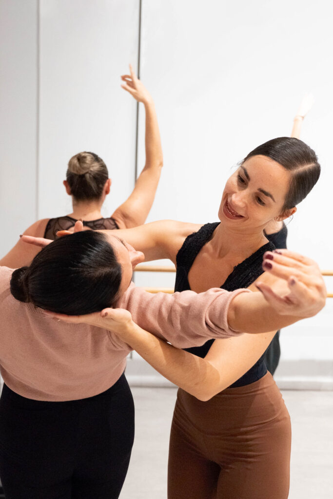 Profesora y alumna en la escuela de danza en Málaga, Linēa Danza, en su clase de danza clásica