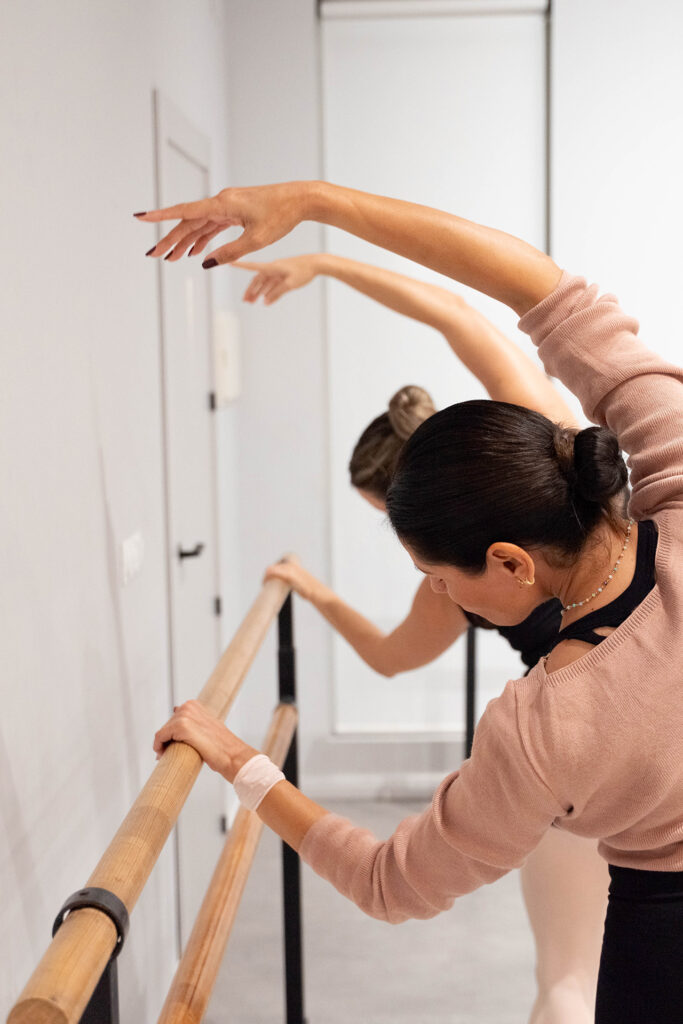 Alumnas en la escuela de danza en Málaga, Linēa Danza, en su clase de danza clásica