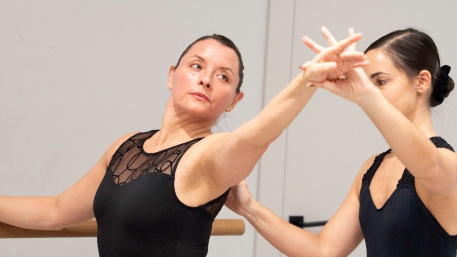 Alumnas practicando la colocación de brazos en barra durante las clases de ballet en Linēa Danza en Málaga
